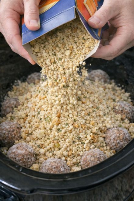 Wlej suchą mieszankę farszu na mrożone klopsiki w wolnowarze, aby uzyskać bezproblemowy obiad, który każdy pokocha