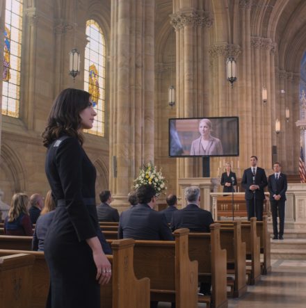 Na pogrzebie mojego taty moja szwagierka ogłosiła, że mój mąż odziedziczy firmę i 600 milionów dolarów. W sali zapadła głucha cisza – a w tej ciszy niemal słyszałam śmiech taty…