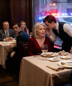 Jadłem kolację z córką i jej mężem w eleganckiej restauracji. Po ich wyjściu kelner pochylił się i szepnął mi coś, co sprawiło, że zamarłem na krześle.