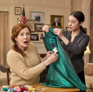 W noc poprzedzającą moje urodziny mój zmarły ojciec nagle ukazał się we śnie i powiedział: „Nie zakładaj zielonej sukienki, którą dał ci mąż!”. Kiedy krawcowa przyniosła sukienkę, zamarłam, uświadamiając sobie, że sukienka była dokładnie taka zielona, ​​jak we śnie – a to był dopiero początek wszystkiego.