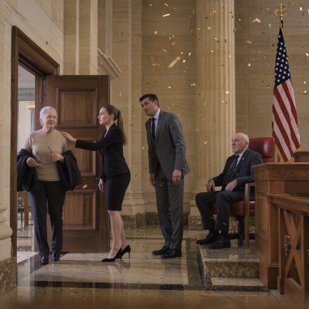 Moja synowa skonfrontowała mnie przed sądem, podeszła bliżej i głośno powiedziała: “Nie powinnaś tu dziś być!” Mój syn stał obok niej, cicho. Dziesięć minut później jej twarz zbladła, gdy zobaczyła mnie SIEDZĄCEGO NA KRZEŚLE SĘDZIOWSKIM.