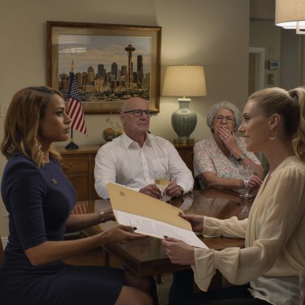 Bank poinformował mnie, że jestem winien 623 000 dolarów z powodu kredytu hipotecznego, którego nigdy nie podpisałem. Okazało się, że moja siostra wykorzystała moje nazwisko, aby kupić dom swoich marzeń. Podczas kolacji cicho przesunąłem po stole raport policyjny.