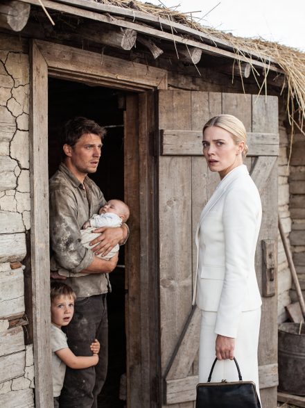 Milionerka zapukała do drzwi najskromniejszego domu w jej firmie… i odkryła rzeczywistość, której nigdy nie nauczyły jej żadne pieniądze.