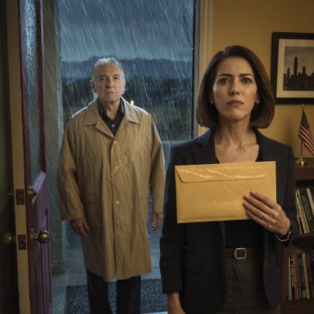 Moja rodzina stwierdziła, że sprawię, że wesele będzie niezręczne: „niech twoja siostra ma swój dzień”, więc nie poszłam. Tego wieczoru oglądałam wiadomości: jej narzeczony uderzył ją na oczach całej sali balowej, a ja zamknęłam ich w sobie na zawsze.