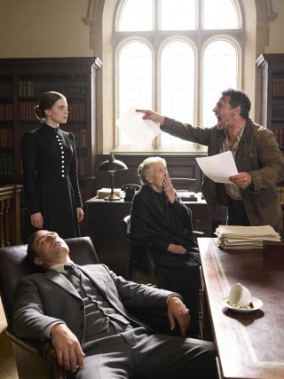 Kiedy moi rodzice wydziedziczyli mnie w wieku trzynastu lat, mój bogaty wujek przygarnął mnie. Piętnaście lat później moja matka pojawiła się na odczytaniu jego testamentu, oczekując milionów… dopóki jej nie uciszyłem. Prawnik był przerażony.