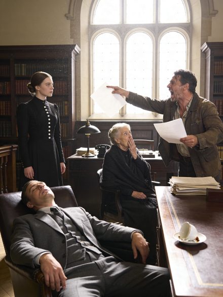 Kiedy moi rodzice wydziedziczyli mnie w wieku trzynastu lat, mój bogaty wujek przygarnął mnie. Piętnaście lat później moja matka pojawiła się na odczytaniu jego testamentu, oczekując milionów… dopóki jej nie uciszyłem. Prawnik był przerażony.