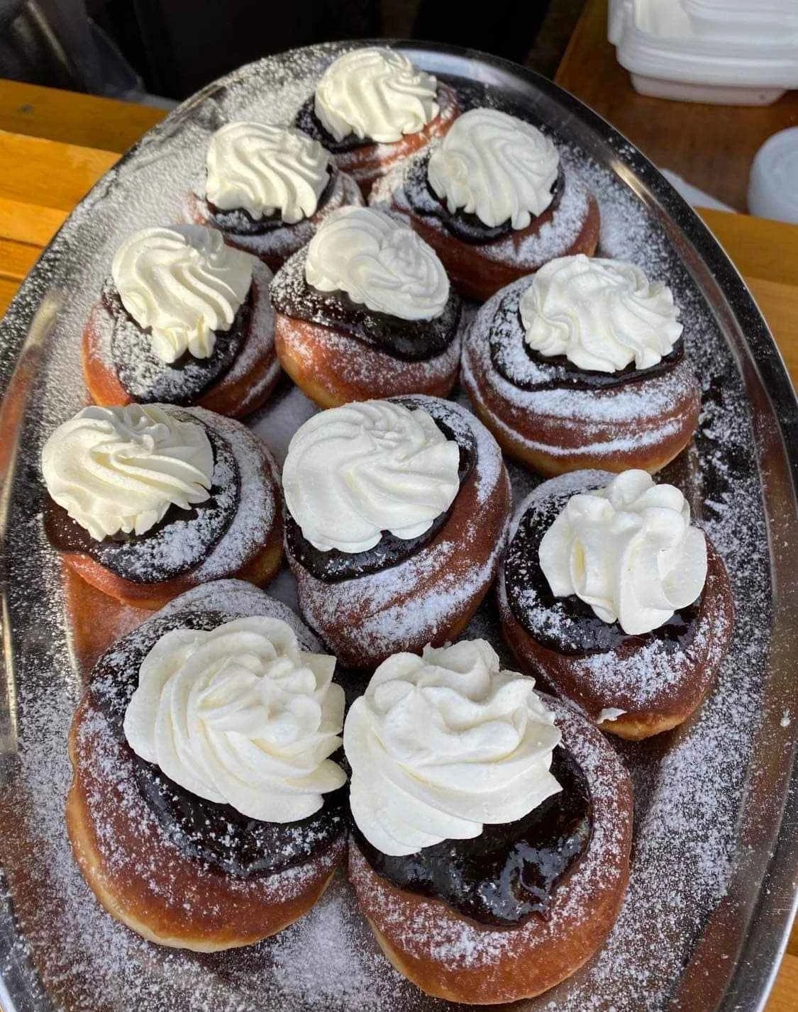 Bawarskie muffiny przypominające piórka – puszyste smażone bułki z dżemem i serem wiejskim