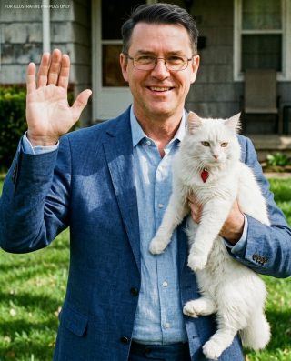 Mój sąsiad zniknął po tym, jak poprosił mnie o opiekę nad jego kotem – wtedy odkryłem klucz ukryty w jego obroży